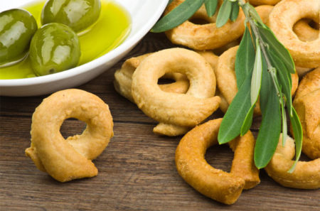 Taralli som antipasto med oliven