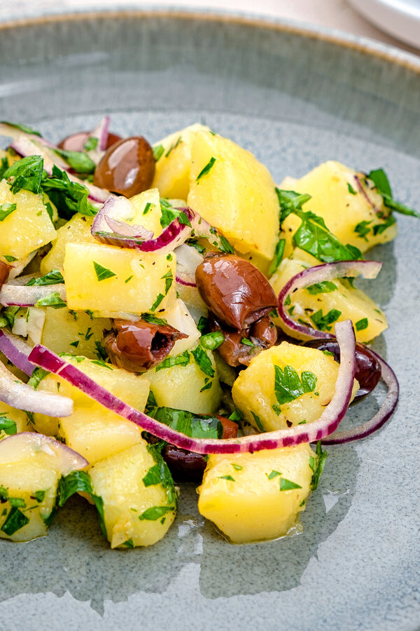 Potetsalat med svarte oliven og rødløk