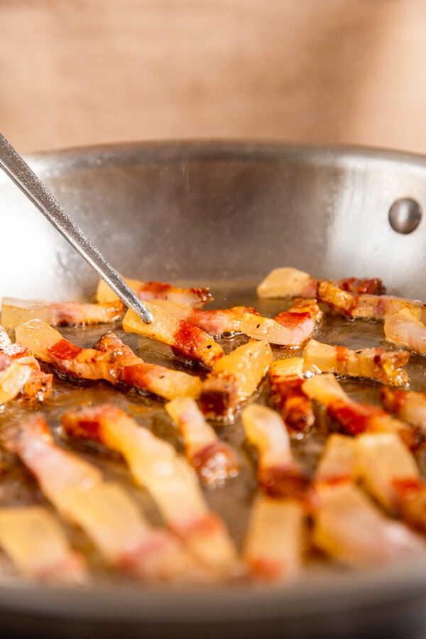 Stek guanciale i en panne