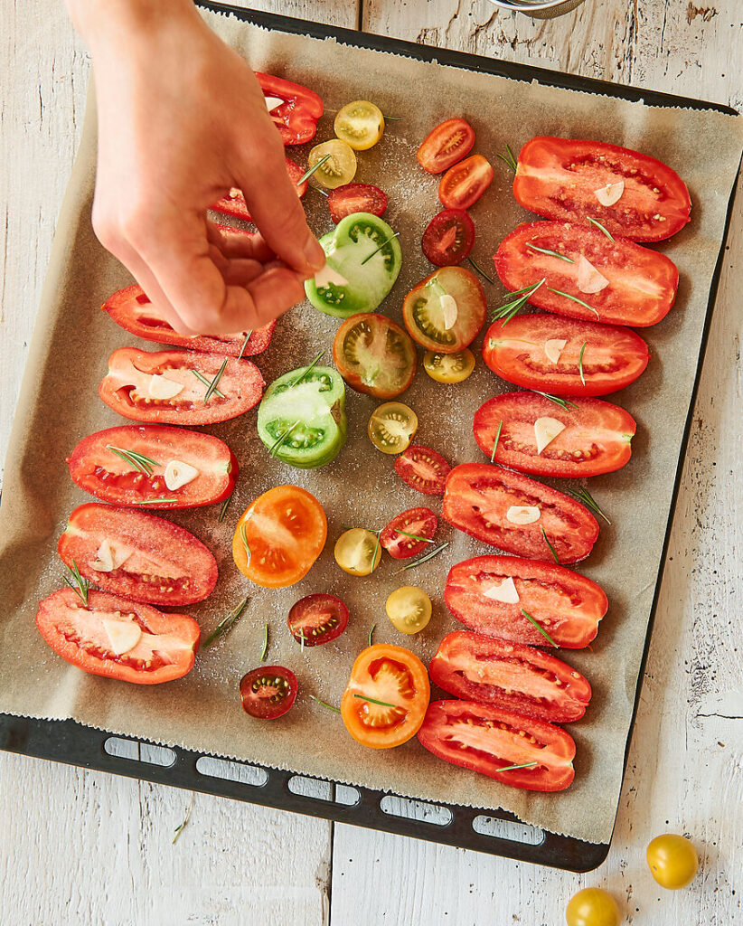 Salt tomatene til de er tørre