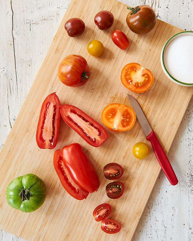 Halver tomatene