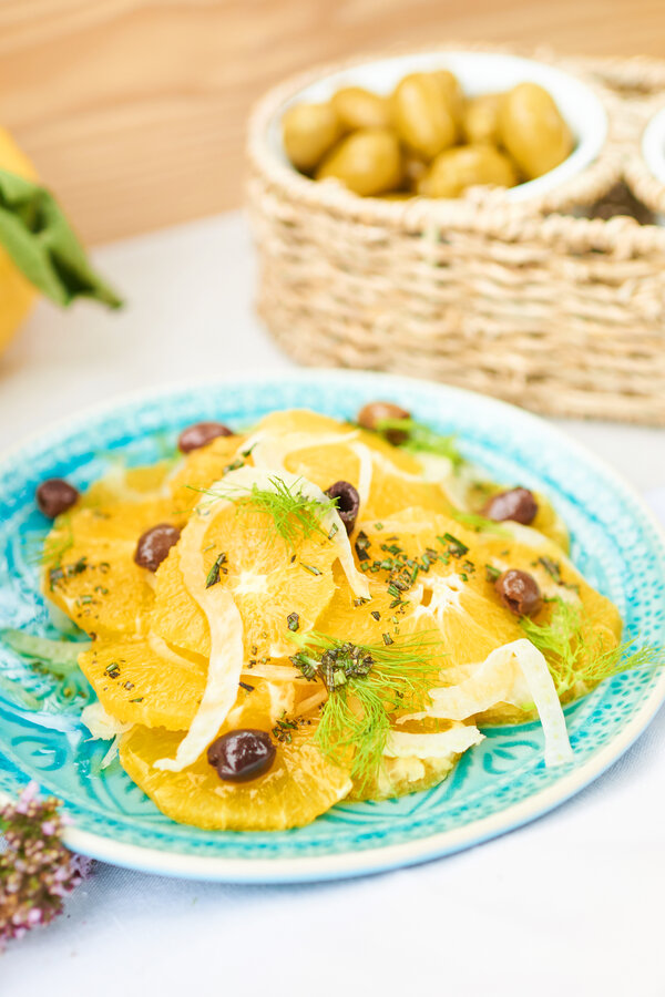 Appelsinsalat med svarte oliven og fennikel
