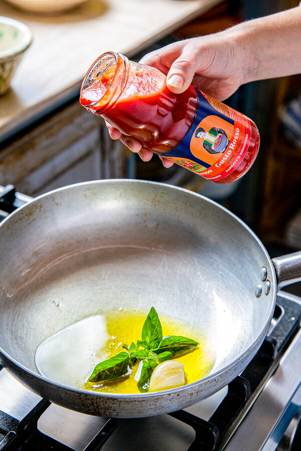 Tilsett olivenolje, hvitløk og passata i pannen