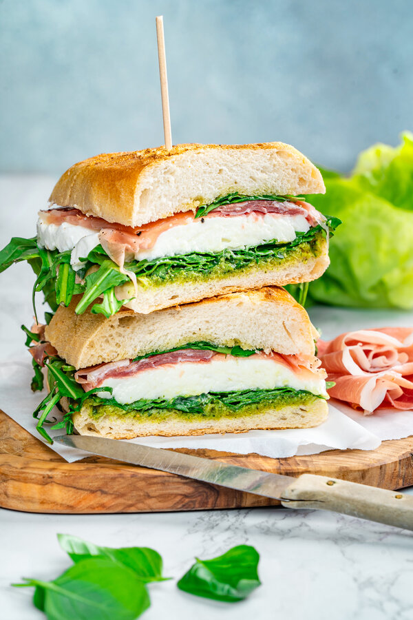 Ciabattasandwich med mozzarella og prosciutto