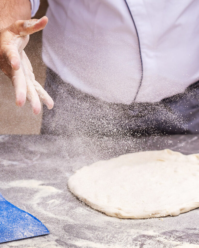 Bruk semola til pizzadeigformer