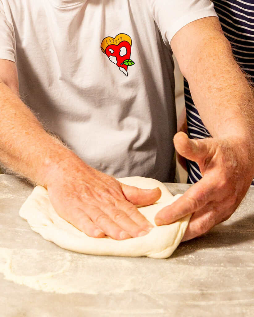 "Sciaffo (slag i ansiktet)" fingerteknikk for pizzadeig